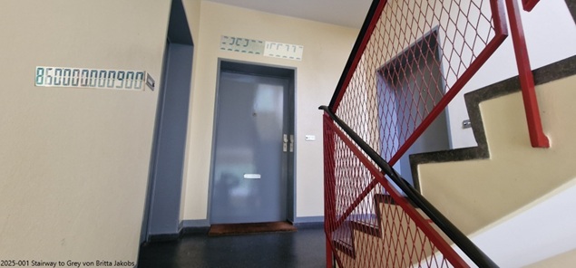 Foto 2025-001  Stairway to grey. Treppe ins Grau